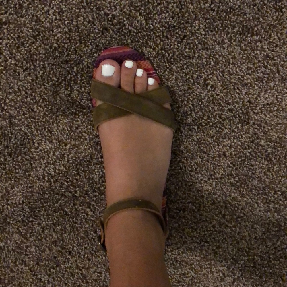 TOMS sandals ☀️